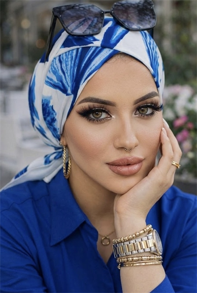 Lacivert Beyaz Yaprak Desen Çapraz Bone