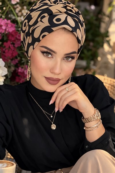 Siyah Bej Yaprak Desen Burgu Detaylı Bone