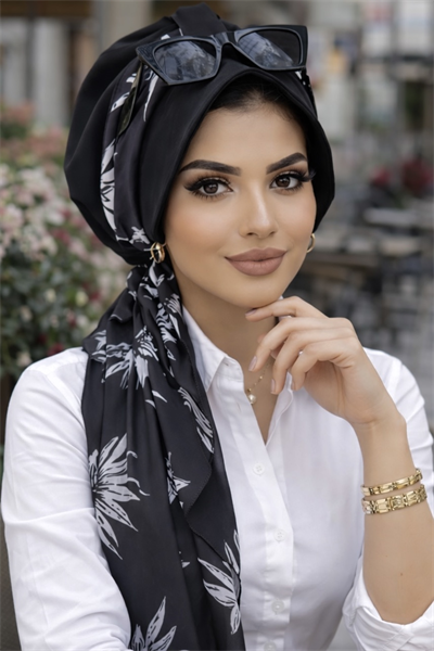 Siyah Beyaz Çiçek Desenli Şapka Bone