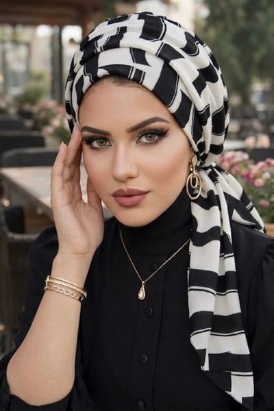 Siyah Beyaz Desen Atkılı Bone