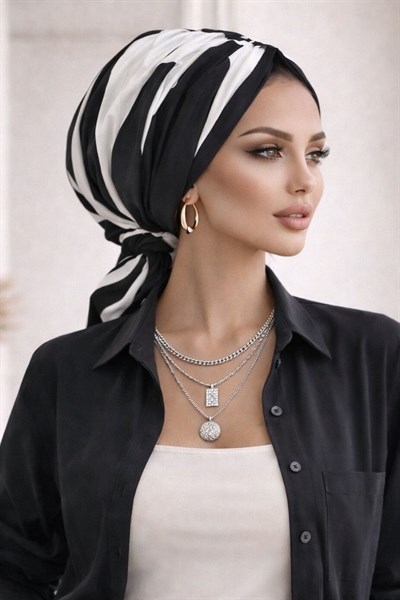 Siyah Beyaz Geometrik Tokalı Bone