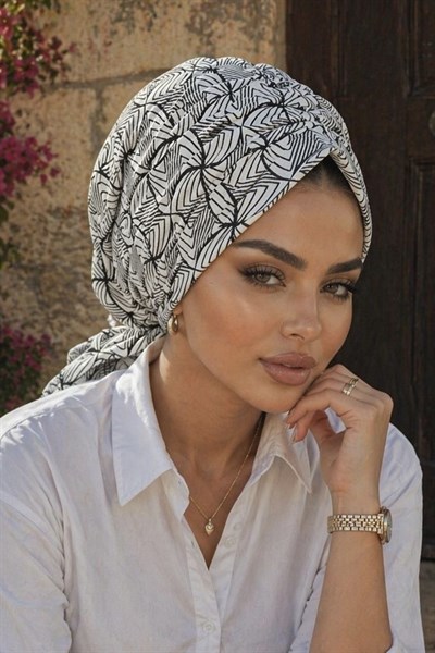 Siyah Beyaz Helezon Desen Tokalı Bone