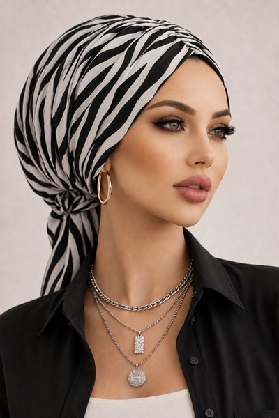 Siyah Beyaz Zebra Desenli Tokalı Bone