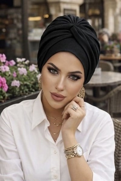 Siyah Burgu Detaylı Bone