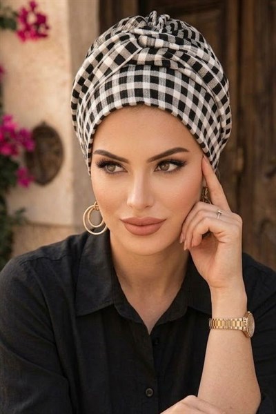 Siyah Ekose Burgu Detaylı Bone