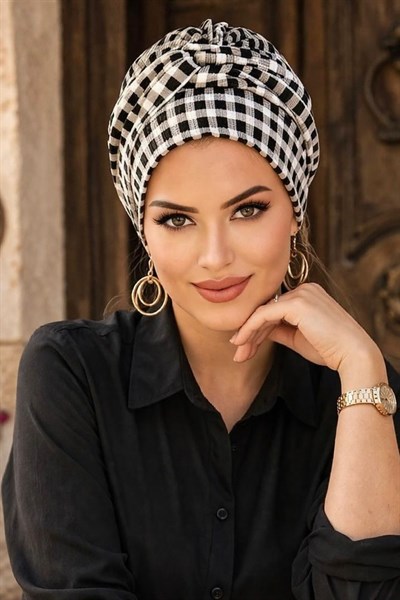 Siyah Ekose Burgu Detaylı Bone