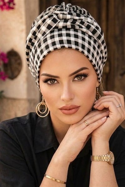 Siyah Ekose Burgu Detaylı Bone