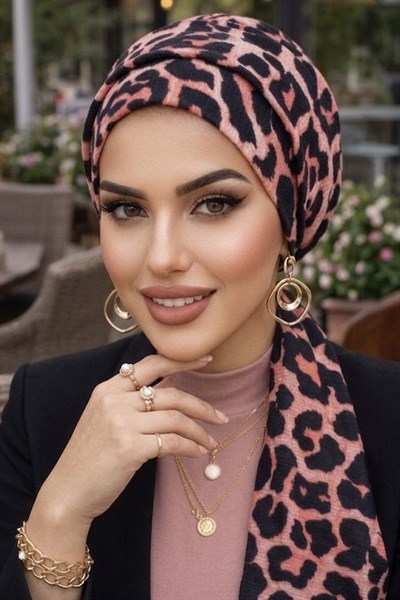 Siyah Gülkurusu Desenli Atkılı Bone