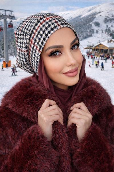 Siyah Kırmızı Kazayağı Tesettür Bere
