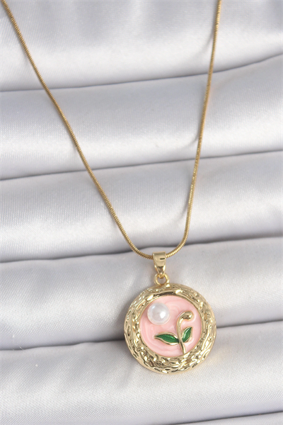 316L Çelik Gold Renk Zincir Pembe Çiçek İşlemeli inci Detay Portre Model Kadın Kolye