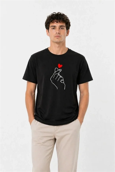 Erkek Kore Parmak Kalp Aşk Temalı Minimal Baskılı Tişört Yazlık Kısa Kol T-Shirt - Siyah