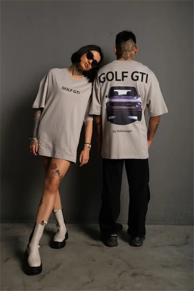 Erkek Oversize Baskılı Tişört – Golf GTI Retro Araba Desenli, Ön - Arka Dijital Baskı, Sokak Modası Stil - Gri