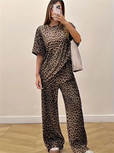 Kadın Kısa Kollu Bisiklet Yaka Iki Iplik Leopar Desenli Bluz Ve Pantolon Ikili Takım