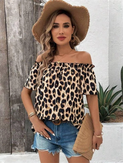 Kadın Madonna Yaka Fırfırlı Leopar Desenli Mikro Kumaş Bluz