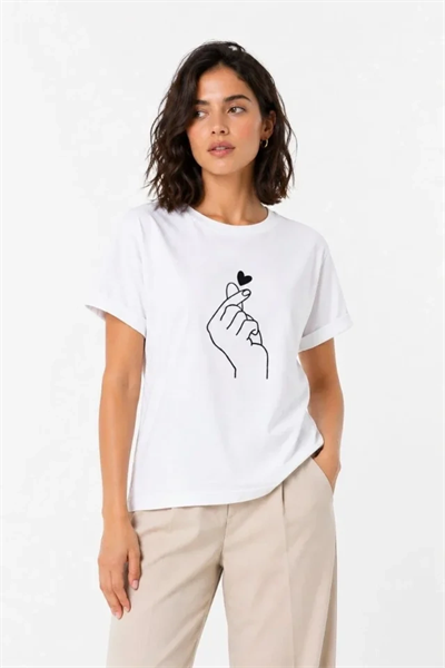 Kore Parmak Kalp Aşk Temalı Minimal Baskılı Tişört Yazlık Kısa Kol T-Shirt  - Beyaz