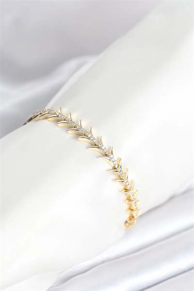 Pirinç Gold Renk Balık Sırtı Model Zirkon Taşlı Kadın Bileklik