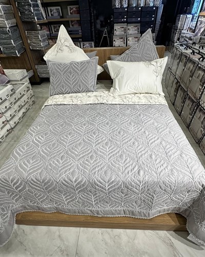İpekçe Gri Stella Yatak Örtüsü - 240x250 cm Çift Kişilik 3 Parça Şık ve Günlük Yatak Odası Seti