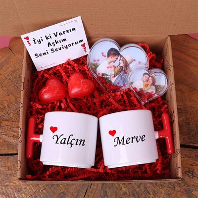 İsimli 2'li Kupa Bardak, Çift Kalpli Işıltılı Kar Küresi Çerçeve, Kalp Mumlu Hediye Seti