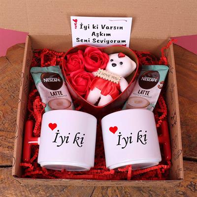 İyi ki Tasarımlı İsimli 2'li Kupa Bardak ve Aşk Kutusu Aranjmanlı Kalp Kutulu Romantik Hediye Seti