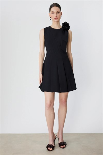 Ekol - Omzu Gül Aksesuarlı Kolsuz Mini Elbise 26Y.EKL.ELB.06136.1