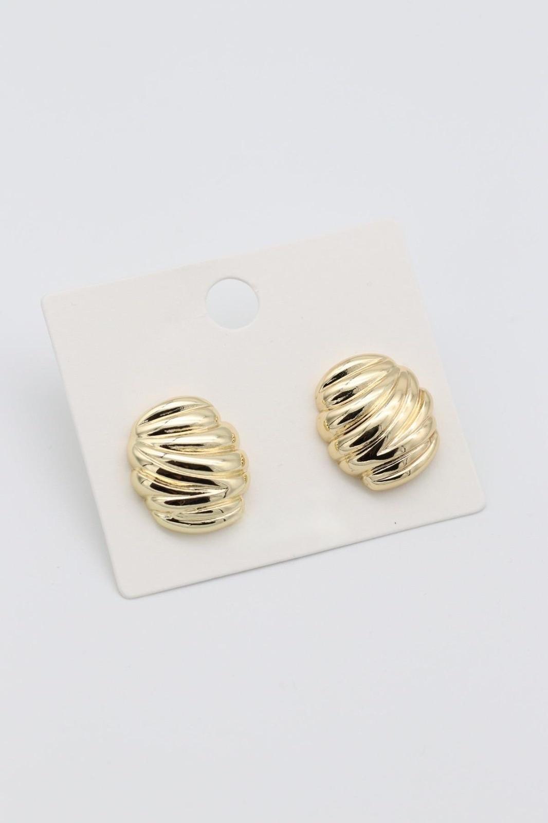 VİP SERİ DALGALI ÇİZGİLİ PLAKA MODEL GOLD KÜPE