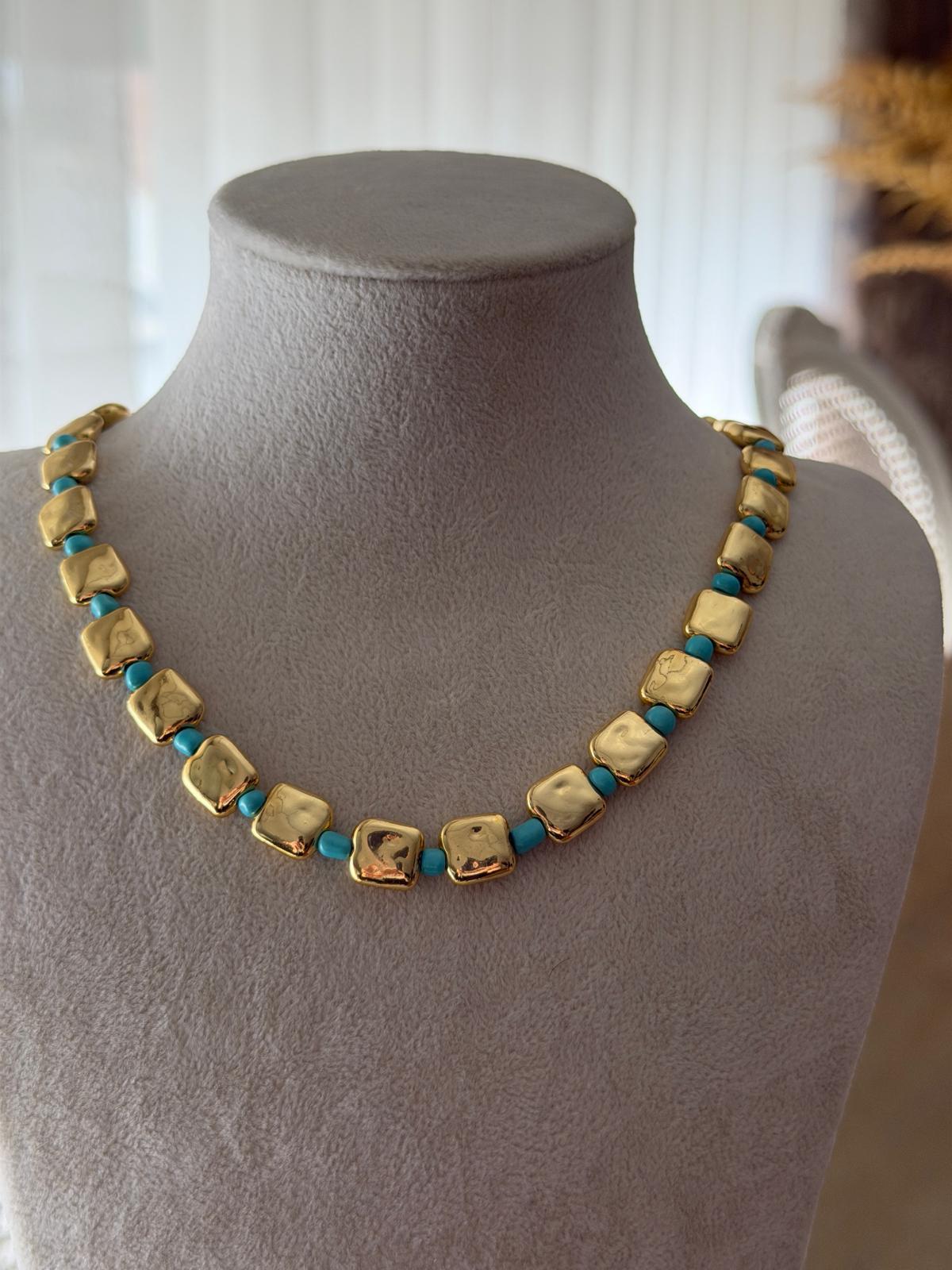 ÖZEL SERİ KARE GOLD PLAKA MODEL MAVİ BONCUK DETAY KOLYE