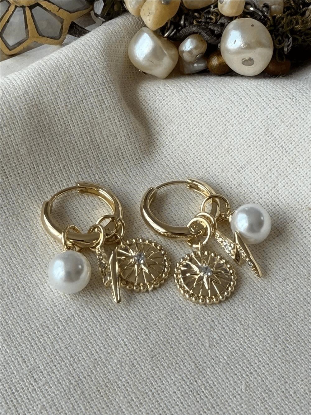 VİP SERİ 14K İNCİ DETAY CHARM PLAKA MODEL SALLANTILI KÜPE