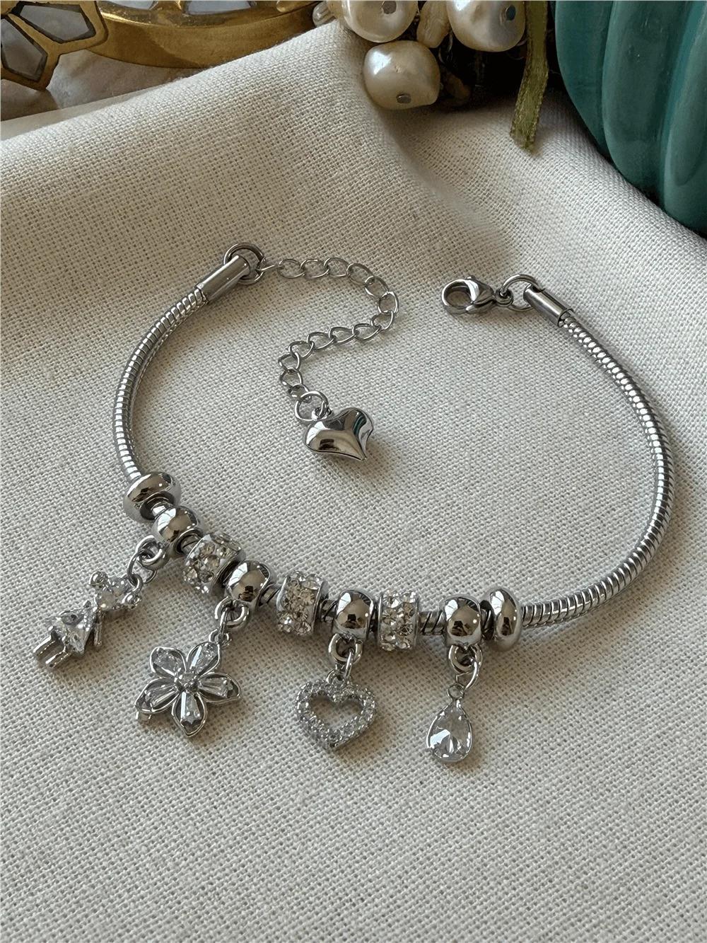 VİP SERİ TAŞLI ÇİÇEK MODEL KALP DETAY GOLD CHARM BİLEKLİK