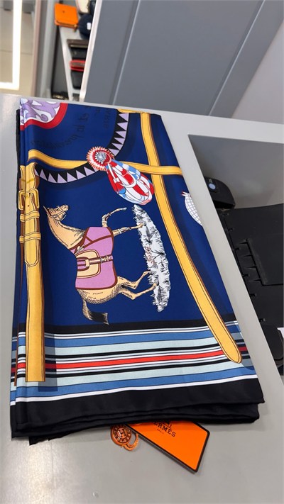 Marka Model 90x90 At Detaylı Lacivert Renk Fular