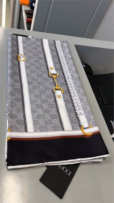 Marka Model 90x90 Kemer Detaylı Gri Renk Fular