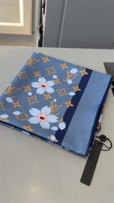 Marka Model Çiçek Desenli Mavi 90x90 İpek Fular 