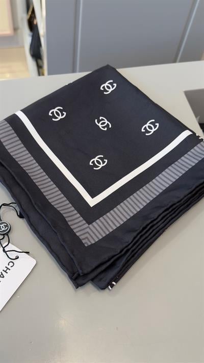 Marka Model Siyah-Beyaz 90x90 İpek Fular