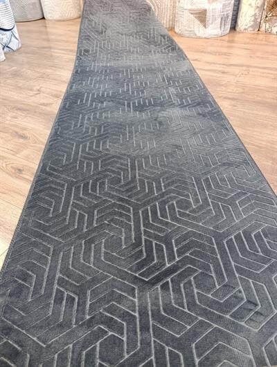 By Özer Halı Lera Geometrik Desenli Antrasit Renk Kaymaz Tabanlı Kesme Yolluk