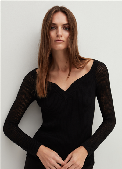 Kalp Yaka Ve Sim Detaylı Siyah Kazak