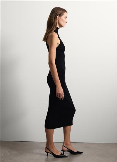 Yüksek Boyunlu Ve Nervürlü Tasarımlı Uzun Siyah Elbise