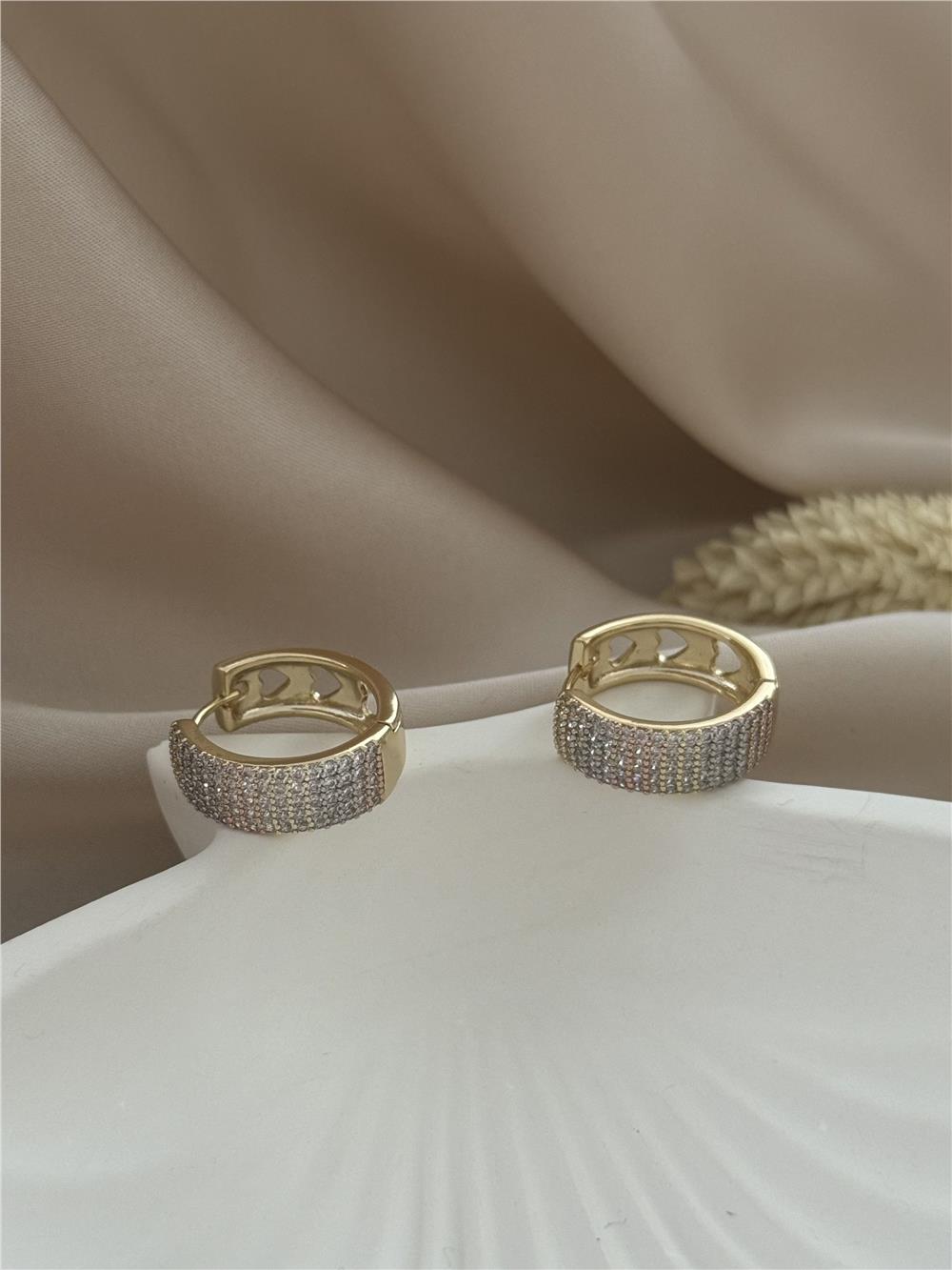 Özel Seri Üzeri Ful Gömme Taşlı Minimal Halka Küpe