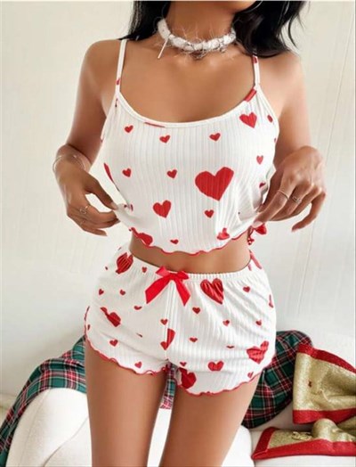 Beyaz Üstüne Kırmızı Kalp Desenli İnce Askılı Şortlu Pijama Takımı