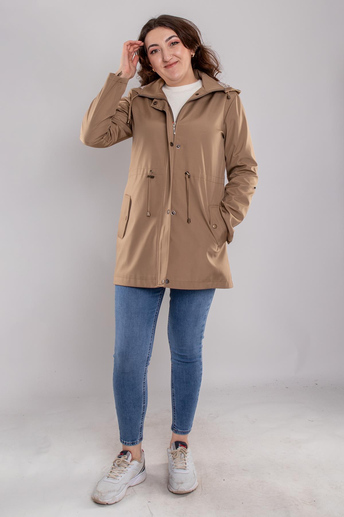 1018 Büyük Beden Beli Bağcıklı Kapşonu ÇıkmalıFermuar ve Çıtçıtlı Yağmurluk