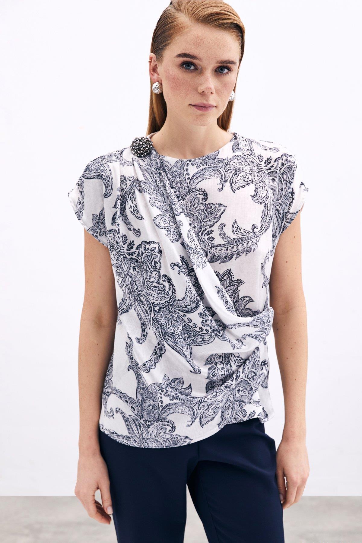 1729-1001 Desenli Aksesuar Detaylı Bluz