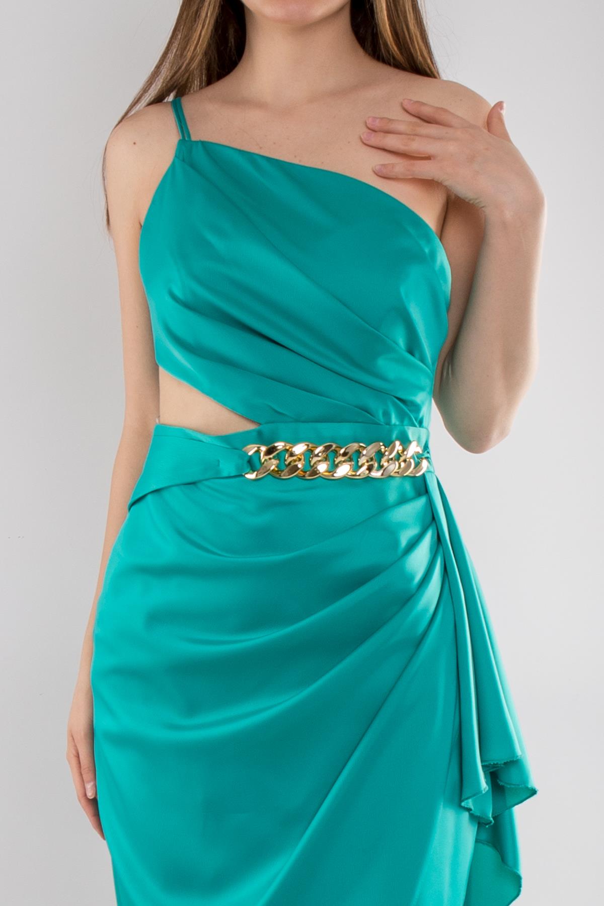 489 Tek Omuz Zincirli Beli Drape Saten Kısa Elbise