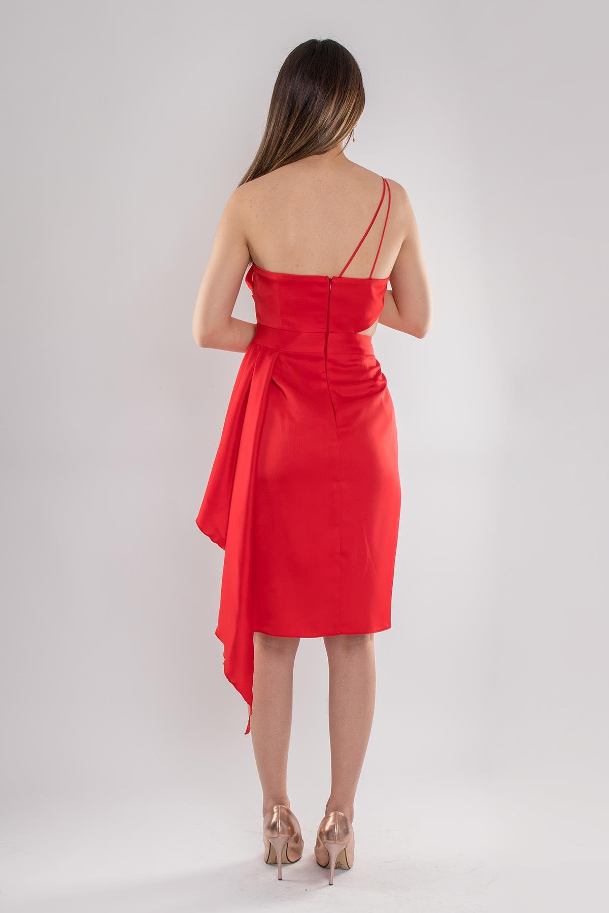 489 Tek Omuz Zincirli Beli Drape Saten Kısa Elbise