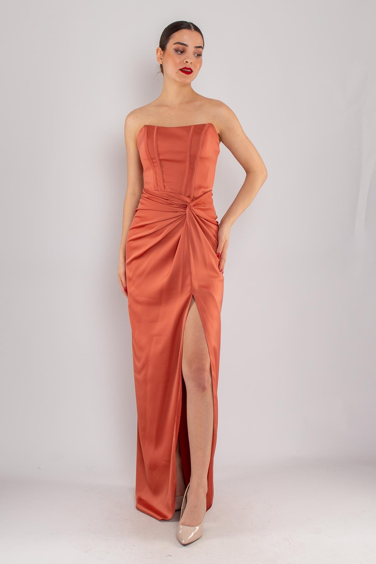 5062 Straplez Göğüs Balen Önü Büzgülü Uzun Saten Elbise