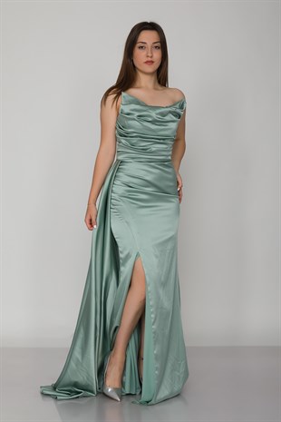 1353 Şalyaka Drapeli Yırtmaç ve Kuyruklu Uzun Saten Elbise