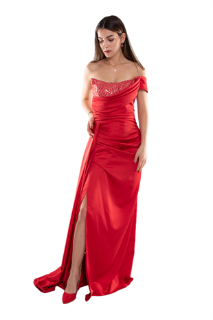 1550 Tek Omuz Göğüs Boncuklu Drape Yırtmaçlı Uzun Saten Elbise