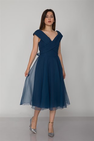 2090 Organze Kumaş Çapraz Kruvaze Yaka Kloş Etekli Kısa Elbise