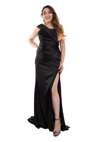 22005 Tam Seri Gögüs Taş İşleme Beli Drape Saten Yırtmaçlı Uzun Elbise