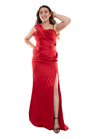 22005 Tam Seri Gögüs Taş İşleme Beli Drape Saten Yırtmaçlı Uzun Elbise