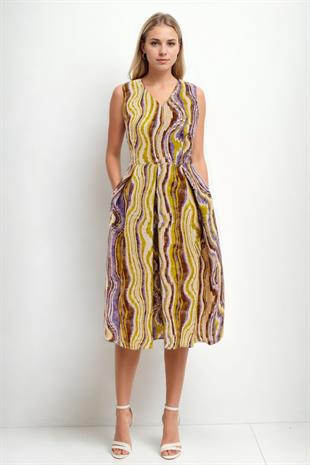 25-505 Sıfır Kol Piliseli Kuşaklı Ön Arka Vyaka Desenli Kısa Elbise