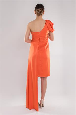 474 Tek Omuz Beli Drape Kuyruklu Kısa Saten Elbise