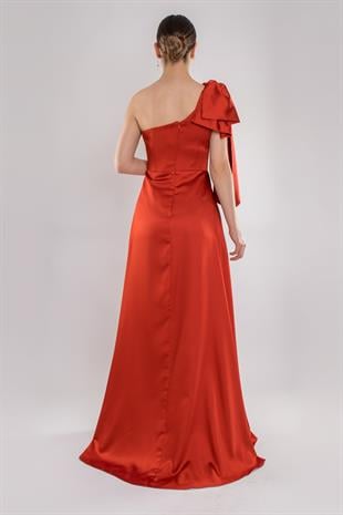 478 Tek Omuz Fiyonk Beli Drape Yırtmaçlı Uzun Saten Elbise